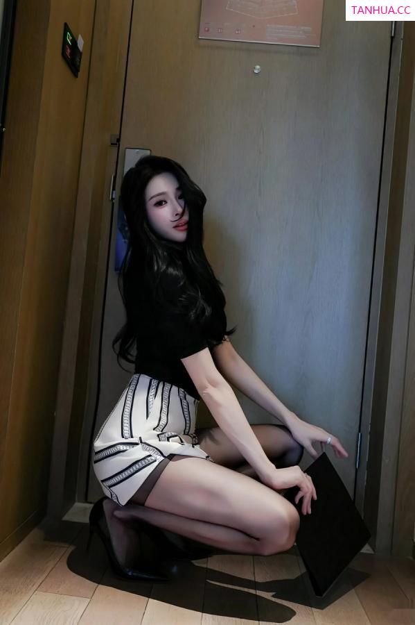   [XiuRen]高清写真图 2025.09.28 No.10817 椰汁糯米姬 黑色T恤第13张图片